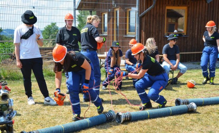 Die jungen Feuerwehrer meisterten beim Orientierungsmarsch verschiedene Stationen. (Foto: AFK Aigen)