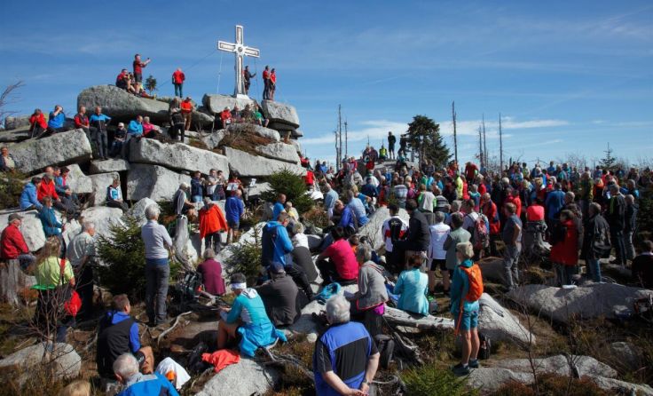 Unter freiem Himmel auf 1.379 Meter Höhe wird am Sonntag Gottesdienst gefeiert. (Foto: Foto Mathe)