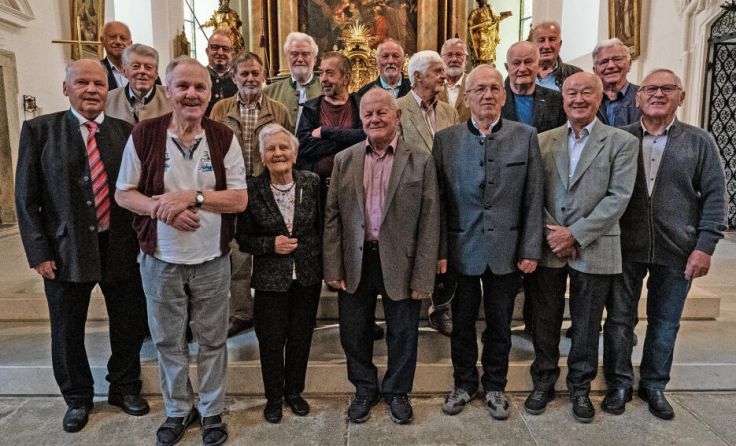 18 ehemalige Schulkameraden und ihre Lehrerin Elisabeth Hofer feierten Wiedersehen. (Foto: privat)