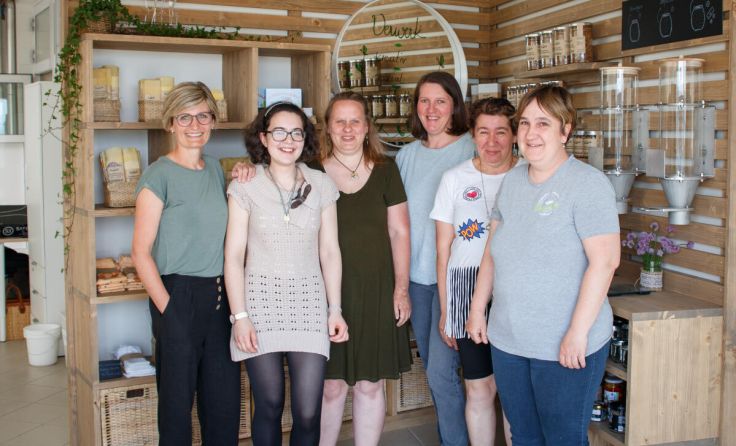 Das Verwerk-Team mit den geschützten Mitarbeiterinnen freut sich auf Aufträge. (Foto: Artegra)