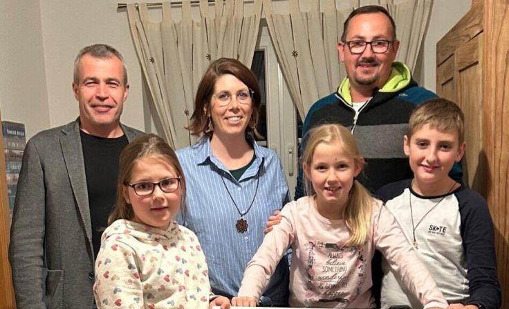 Rotary-Präsident Hans Kneidinger mit Familie Eisner (Foto: Rotary)