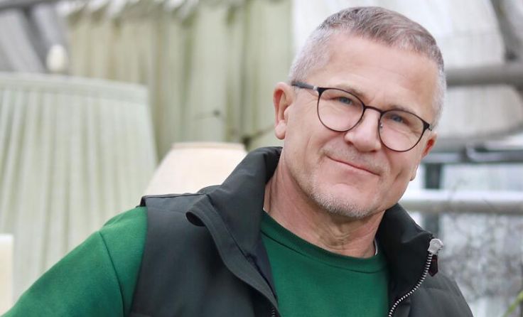 Hans Zauner liest im Pflegerhof aus seiner "Gärtnerseele". (Foto: Ricardo Gonzalez)