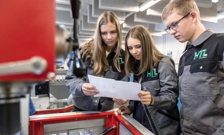 Schülerinnen der HTL Neufelden erzählen aus ihrem schulischen Alltag. (Foto: HTL Neufelden)