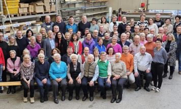 75 Cousins und Cousinen auf einem Fleck