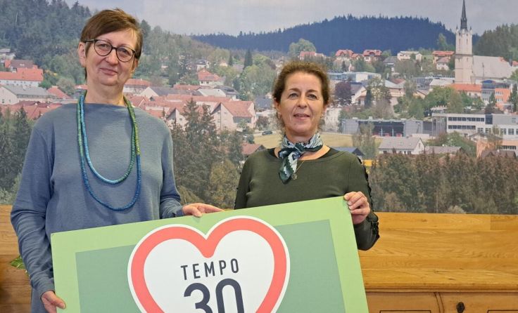 Ulrike Schwarz und Jutta Müller (v.l.) wollen eine Verkehrsberuhigung. (Foto: Gahleitner)