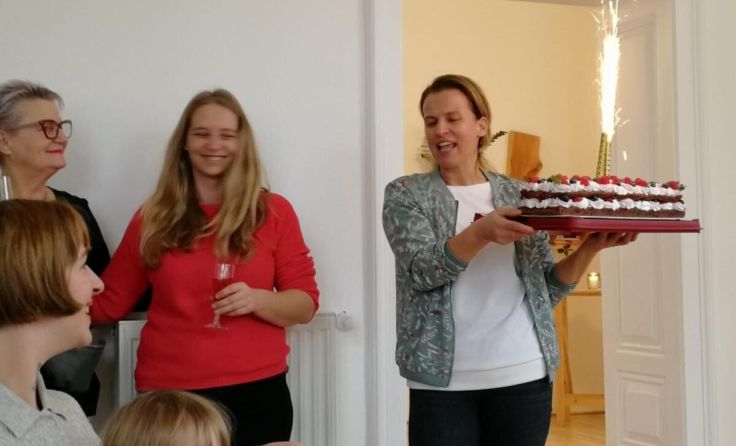 Judith Wein (r.) und ihr Team feierten mit den Frauen Geburtstagsfest. (Foto: privat)