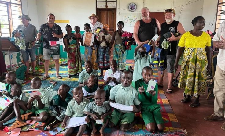 Eltern, Lehrer und Kinder freuten sich über die mitgebrachten Spenden. (Foto: privat)