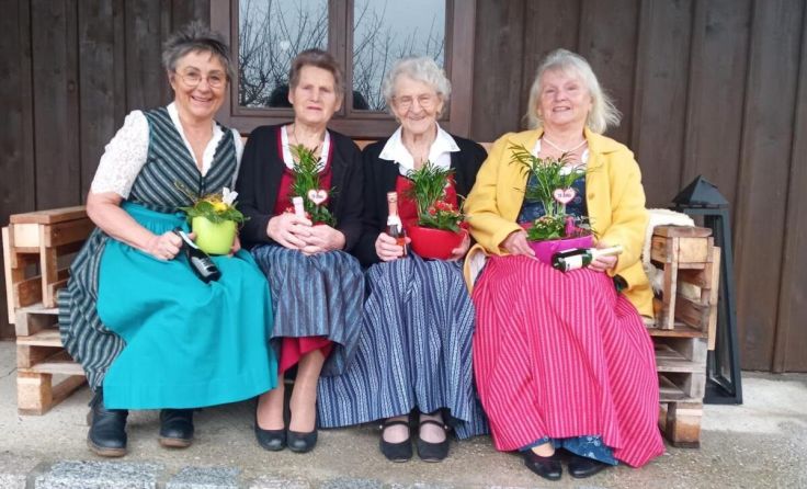 Die vier Jubilarinnen der Goldhaubengruppe Kleinzell (Foto: Goldhauben Kleinzell)