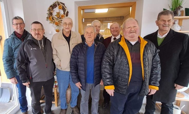 Obmann Günther Stadlbauer und der letzte Vereinsvorstand von „Helfen im Ort“ (Foto: privat)