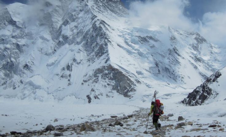 Extrembergsteigerin Gerlinde Kaltenbrunner auf ihrem Weg auf den K2 (Foto: R. Dujmovits)