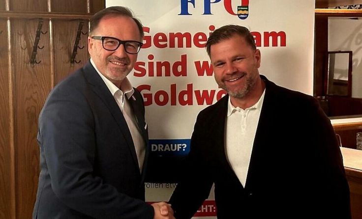 Bezirksobmann Bundesrat Günter Pröller gratuliert Thomas Prihoda zur Wiederwahl. (Foto: FPÖ UU)