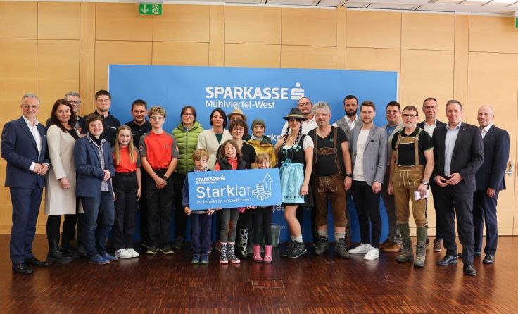 Die Startklar-Juroren mit den Finalisten aus den heimischen Vereinen (Foto: SMW)