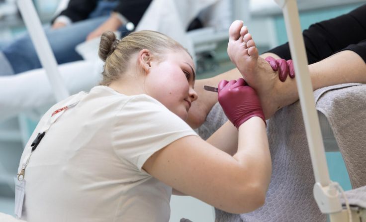 Jana Felhofer gewann den Landeslehrlingswettbewerb der Fußpfleger. (Foto: Cityfoto)