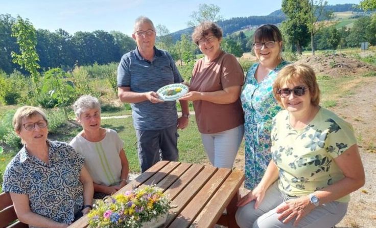 Die Gemeinschaftsgärtner sind stolz auf die Natur im Garten-Plakette. (Foto: privat)