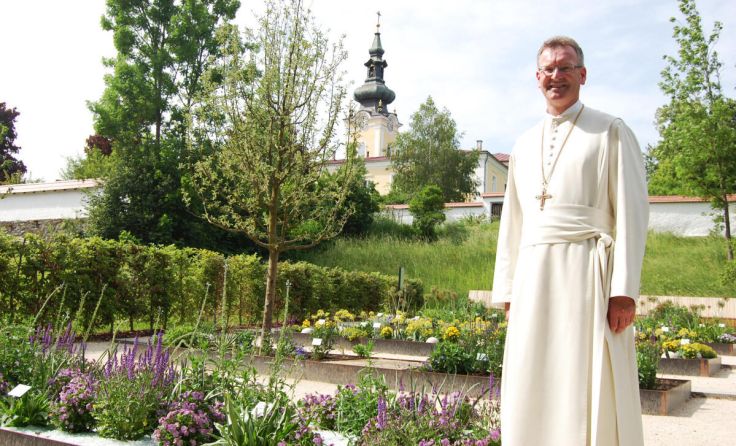 Abt Lukas im Schöpfungsgarten (Foto: Stift Schlägl)