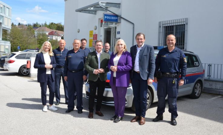 Angelika Winzig (3.v.r.) besuchte auch die Polizeiinspektion in Rohrbach (Foto: OÖVP / Gierlinger)