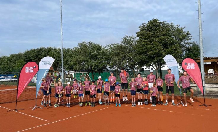 Junge Tennisfans trainieren ihre Technik und erleben Gemeinschaft. (Foto: healthquarter)