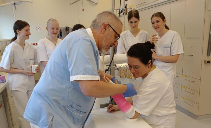 Beim Hospitationstag konnten sich die Teilnehmenden auch im Gipszimmer umschauen. (Foto: OÖG)