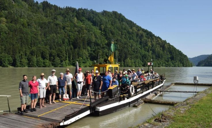 Die Donaufähre brachte die Gruppe gratis von Obermühl nach Kobling. (Foto: privat)