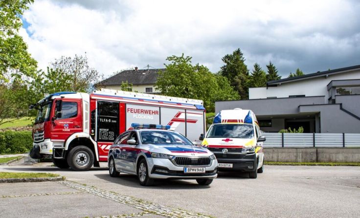 Einsatzkräfte versammeln sich beim Neuhauserfest. (Foto: Kevin Hartl/91Wraps)