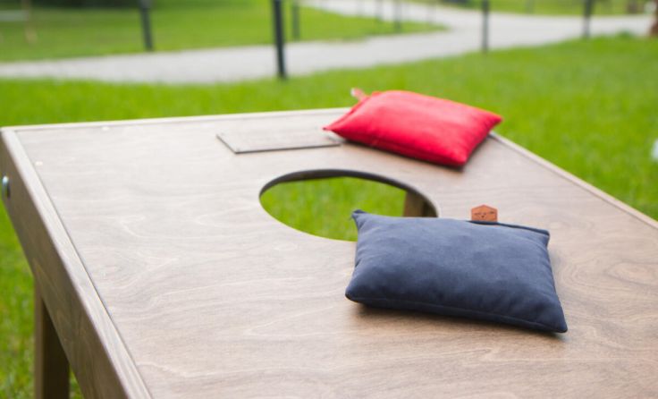 Geschicklichkeit und Zielsicherheit sind bei Cornhole gefragt. (Foto: Ina - stock.adobe.com)