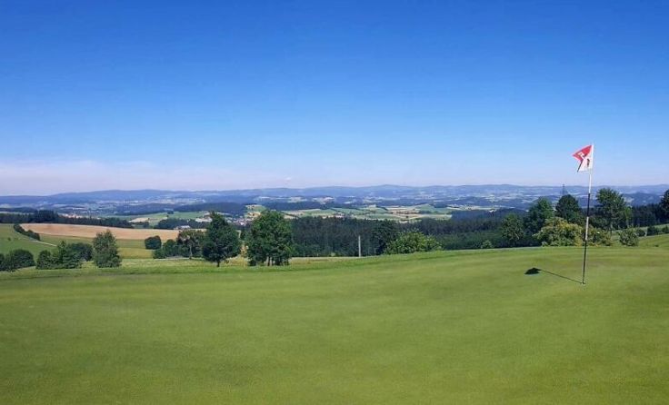 Golfen mit traumhaftem Weitblick (Foto: GC Pfarrkirchen)