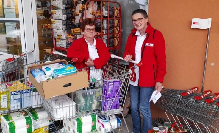 Rotkreuz-Mitarbeitende bitten vor Supermärkten um Warenspenden. (Foto: Rotes Kreuz)