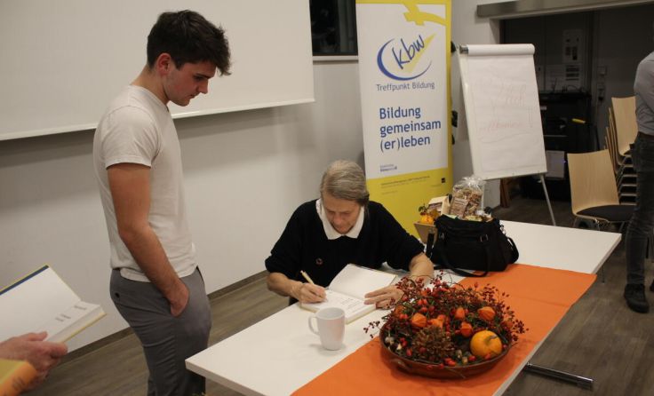 Helga Kromp-Kolb beeindruckte mit ihrem Vortrag im Pfarrsaal Lacken. (Foto: Anna Kießling)