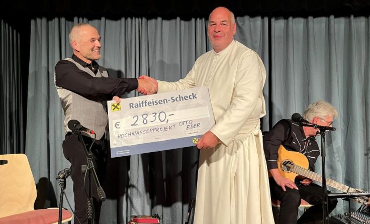 Otto Eder übergab die Spenden an Pfarrer Paulus Manlik. (Foto: privat)