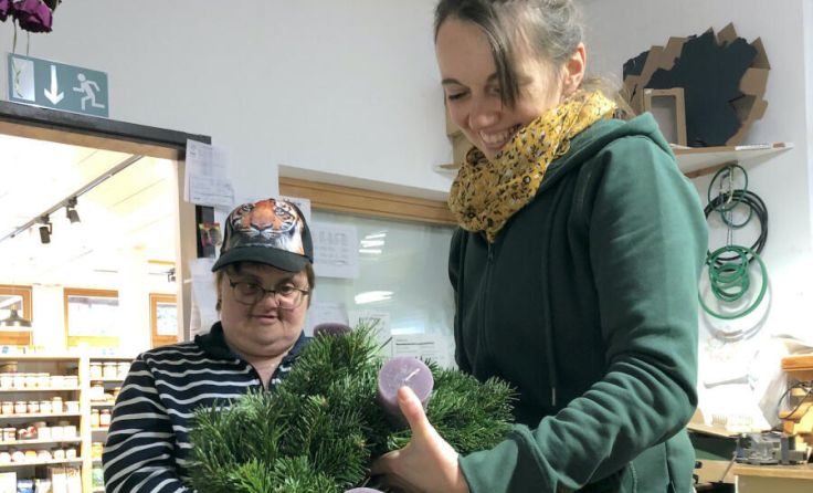 Gemeinsam Adventkränze binden (Foto: Diakoniewerk)