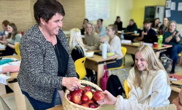 Apfel-Verteilaktion in der Gesundheits- und Krankenpflegeschule Rohrbach (Foto: GuKPS Rohrbach)