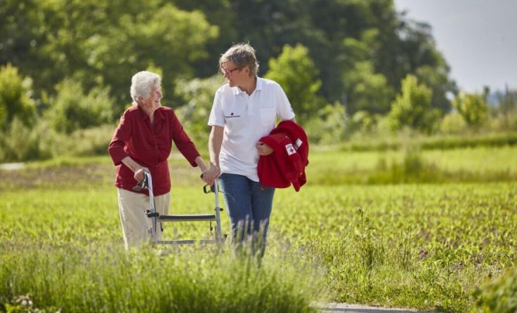Freiwillige im Besuchsdienst bringen Abwechslung in den Alltag von Menschen. (Foto: ÖRK/Assanger)
