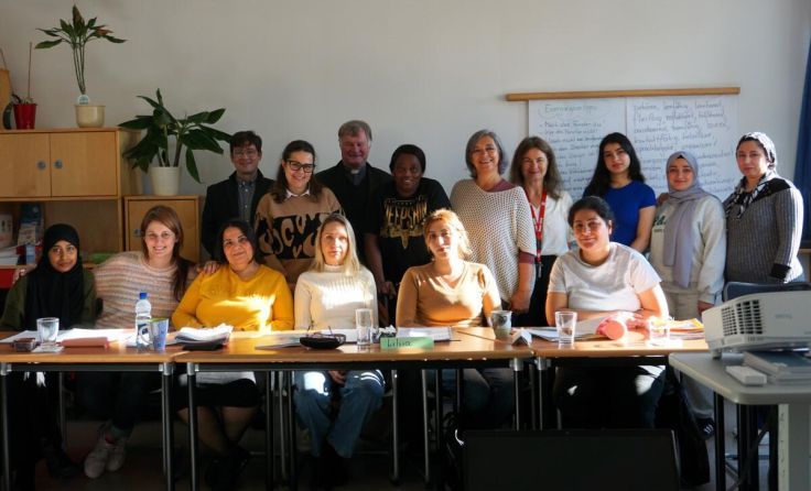 Bischof Manfred Scheuer besuchte das Alom FrauenTrainingsZentrum. (Foto: ALOM)