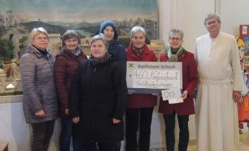 Sarleinsbacher Goldhaubenfrauen spenden für Kirchenschmuck
