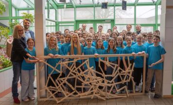 Gemeinschaftskunstwerk der Rohrbacher Tischler schmückt jetzt Neufeldner Mittelschule