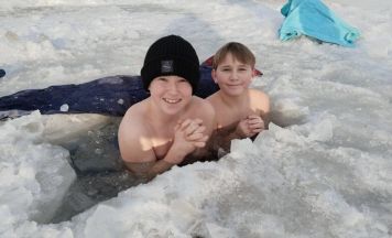 Peilsteiner Mittelschüler wagten sich ins Eisbad