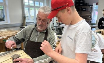 Neufeldner Poly-Schüler lernten mit dem Profi Kripperl bauen