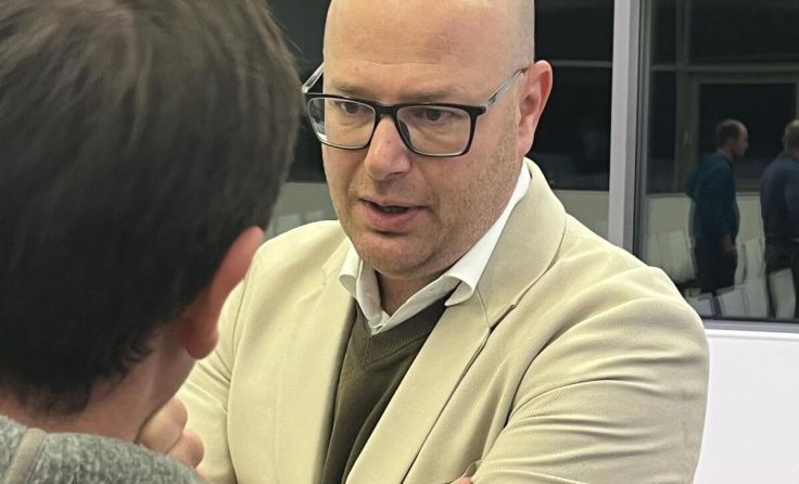 Notar Ralph Öller klärt über die Testamentsspende auf. (Foto: OÖRK/Fuchs)