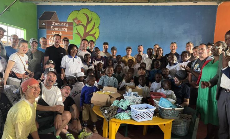 Gruppenfoto nach der feierlichen Eröffnung der Schule (Foto: Bucketlist Schmied)