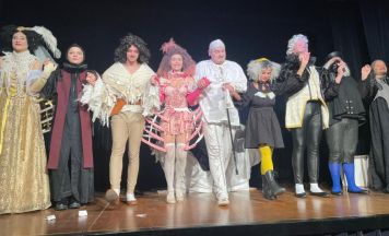 Profi-Ensemble führt Kultkomödie in Neufelden auf