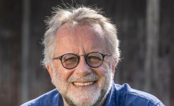 Krimiautor Herbert Dutzler tanzt im St. Veiter Ortsmuseum den letzten Landler