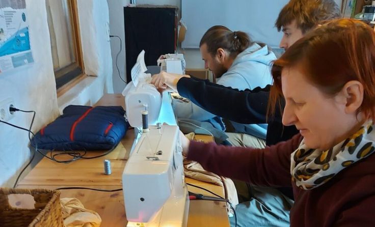 In der Nähwerkstatt wird beim Flicken und Verschönern geholfen. (Foto: Roswitha Diaz Winter)