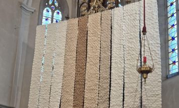 Papierkunst verhüllt den Heiligen Sixtus in der Pfarrkirche Altenfelden