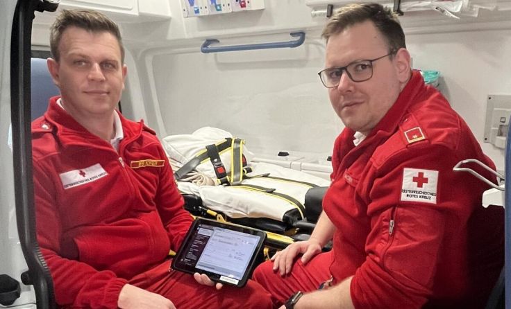 Daniel (l.) und Thomas Hofer mit  Tablet im Rettungswagen (Foto: RKOÖ)