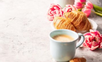 Frauen treffen sich zum Frühstück mit Mehrwert