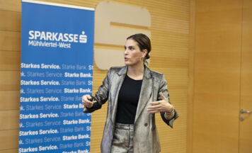 Sicheres Auftreten führt zum Erfolg: Elke Rock begeistert beim Weltfrauentag-Event