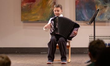 Akkordeon-Talent Michail tritt beim Prima la Musica-Preisträgerkonzert auf