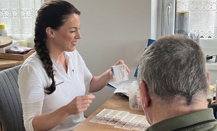 Martina Hofer bei einem Klientenbesuch (Foto: OÖRK/Fuchs)