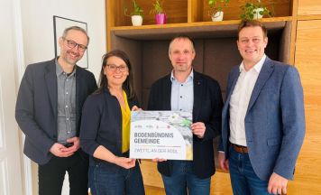 Zwettl schaut auf seine Bienen und seine Böden