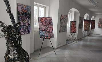 Die spinnende Herrschaft und surreale Szenarien: Kugelbaron stellt in Rohrbach aus